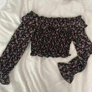 GUESS off the shoulder floral top. SMALL.